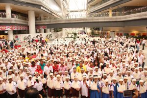 To demonstrate the importance of first aid in building community resilience, the Singapore Red Cross themed its annual World First Aid Day outreach “First Aid Is For Everyone, Everywhere” and some 500 Singapore Red Cross volunteers and Singapore Red Cross Youth set the record for Singapore’s largest simultaneous first aid demonstration. Credit: Singapore Red Cross.